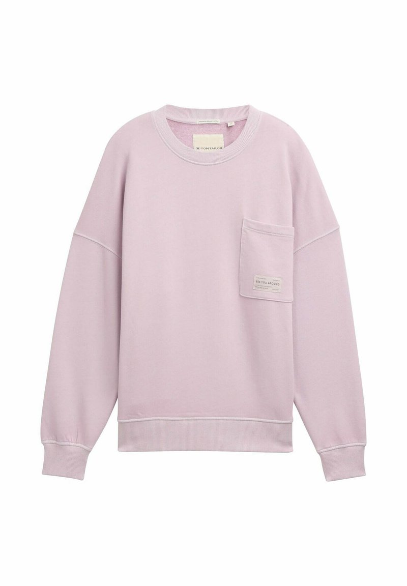 Ljusrosa sweatshirt i mjukt material, med rund halsringning, långa ärmar och en framficka med etikettdetalj.