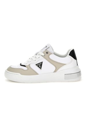 Sneakers bianchi e beige con una tomaia in pelle liscia, chiusura con lacci e un accento a logo triangolare. Presenta un collo imbottito e una suola testurizzata.