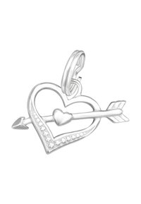 Ciondolo d'argento a forma di cuore con una freccia che attraversa il suo centro e piccole embellishments rotonde lungo il lato sinistro.