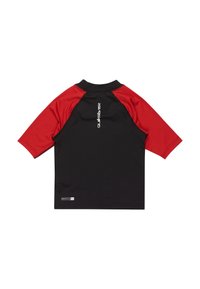 Čierno-červený rash guard s krátkym rukávom s logom Quiksilver na zadnej strane a označením UPF 50+ blízko lemu.