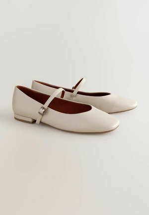 Ballerine in pelle beige chiaro con punta arrotondata e un sottile cinturino alla caviglia regolabile. Suola piatta con design minimalista e senza motivi.