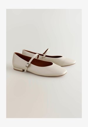 Heledadbeige nahkabaleriinid ümmarguse varbaga ja õhukese reguleeritava pahkluu rihmaga. Lame tald minimalistikus disainis, ilma mustriteta.