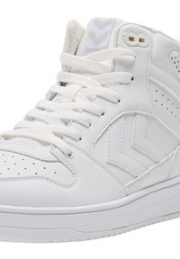 Hvite høye sneakers med strukturert skinnøvre, perforerte detaljer, phylon såle og flate lisser. Har chevron-dekorer og polstret krage.