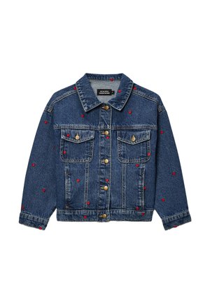 Veste en denim bleu avec boutons en laiton, deux poches poitrine et petits motifs de cœurs rouges dispersés sur le tissu.
