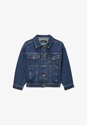 Veste en denim bleu avec boutons en laiton, deux poches poitrine et petits motifs de cœurs rouges dispersés sur le tissu.