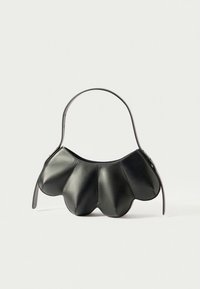 Μαύρη δερμάτινη γυναικεία τσάντα με κυματιστό σχεδιασμό, καμπυλωτή λαβή και λείο υλικό, με στρογγυλεμένη σιλουέτα και ελάχιστες διακοσμητικές λεπτομέρειες.