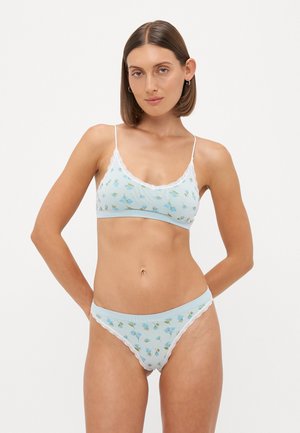 Lichtblauwe bralette met bloemenpatroon en bijpassende slip, gemaakt van zachte ribstof met witte kanten accenten langs de randen.