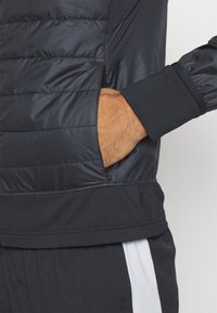 Under Armour LAUNCH INSULATED - Running jacket - black