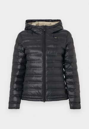 Svart polstret hettejakke med frontglidelås, lange ermer og lys beige innerfôr, vist på en ensfarget bakgrunn.