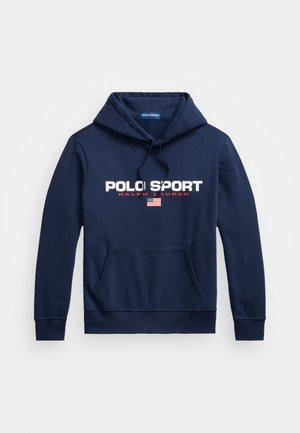 Felpa blu navy con un grande logo stampato in bianco e rosso che recita "POLO SPORT RALPH LAUREN." Presenta una tasca frontale e un cappuccio con cordino.