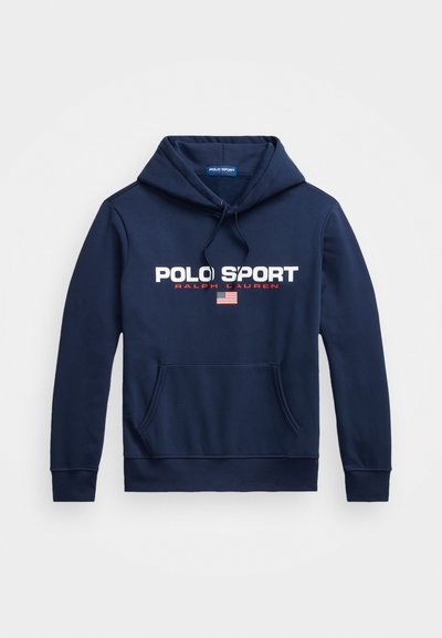 Sudadera azul marino con un gran logo impreso en blanco y rojo que dice "POLO SPORT RALPH LAUREN." Cuenta con un bolsillo frontal y capucha con cordón.