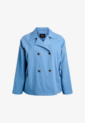 Lichtblauwe, dubbelzijdige jas met opvallende revers, twee zijzakken en bruine knopen. Gemaakt van een soepele stof, heeft een relaxte pasvorm.