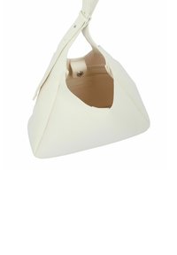 Bolso de mano de cuero blanco con una textura lisa, forma triangular y un asa en la parte superior. El interior cuenta con un cierre a presión y un forro liso.