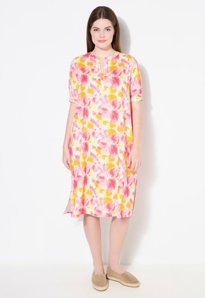Abito floreale in rosa, giallo e verde. Maniche corte, vestibilità morbida, lunghezza al ginocchio, tessuto leggero con una sottile trama e colletto a scollo a V.