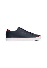 Baskets basses bleu foncé avec semelle blanche, bordure rouge et lacets noirs, avec le logo Tommy Hilfiger sur le côté.