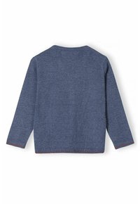 Pull en tricot bleu, manches longues, col rond, ourlet et poignets côtelés avec des accents rouges, texture lisse, design simple.