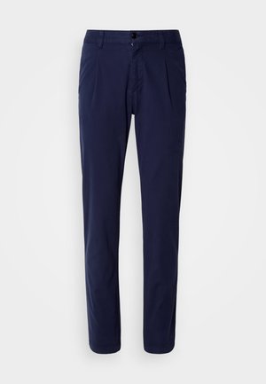 Pantaloni blu navy realizzati in tessuto liscio, caratterizzati da un design a gamba dritta, pieghe frontali e chiusura con bottone in vita.