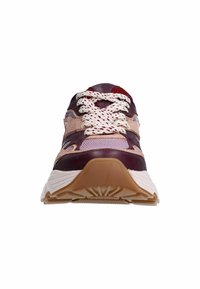 Chaussure de course avec un dessus en couches bordeaux et rose clair, des panneaux en maille texturée, de grosses lacets crème, et une semelle en caoutchouc solide avec des rainures.