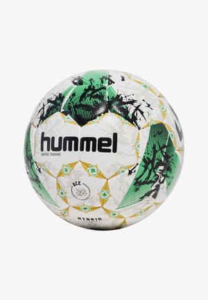 Hummel fotboll med vit bas, accentuerad med gröna och svarta mönster, strukturerad yta och pentagonala paneler med geometriska motiv.