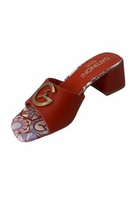 Mule con tacco a blocco in pelle rossa con una fascia ampia che presenta un accento del logo dorato. Interno con motivo floreale e design geometrico sulla soletta.