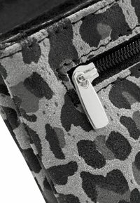 DEPECHE PURSE - Portemonnee -  grey leo print