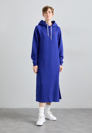 Aansluitende hoodie jurk met lange mouwen in levendig blauwe katoenstof, voorzien van een zijsplit, kleine rode logo op de borst en witte trekkoorden.