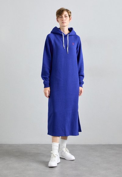 Hoodie, pitkähihaisessa mekossa on kirkkaan sininen puuvillakangas ja sivureuna, jossa on pieni punainen logo rinnassa ja valkoiset nyörit.