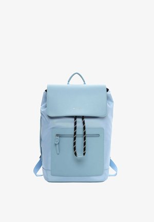 Mochila azul claro con bolsillo frontal con cremallera, cierre de cordón en blanco y negro, solapa superior y correas para los hombros.