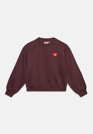 Sweat-shirt violet foncé à manches longues avec un petit patch cœur rouge sur la poitrine gauche indiquant "The Wild Club."
