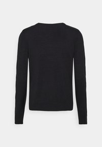 Schwarzer gestrickter Pullover mit langen Ärmeln, rundem Ausschnitt und geripptem Saum. Glatte Textur, einfarbig, ohne sichtbare Muster oder Verzierungen.