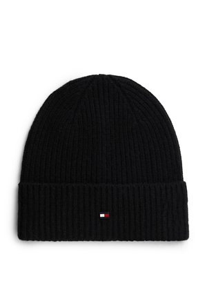Berretto a coste nero con risvolto ampio e piccolo logo rettangolare con colori bianco, rosso e blu navy sul risvolto.
