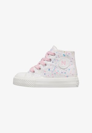 Sneaker bianca alta con lacci rosa e paillettes multicolori scintillanti, con una toppa rotonda del logo sul lato.