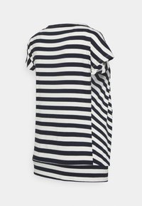 T-shirt listrada com mangas curtas, apresentando listras horizontais alternadas em azul-marinho e branco, decote redondo e um corte descontraído.