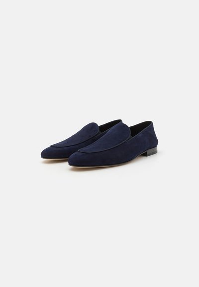 Mocasini din suede bleu marin, cu o textură netedă, formă alungită, design minimal și toc jos de culoare neagră. Fără hardware sau accente vizibile.