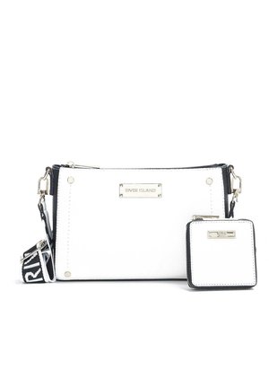 Bolso bandolera White River Island con correa extraíble en blanco y negro y pequeño monedero con cremallera a juego.