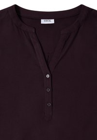 Ciemnofioletowa bluzka z dekoltem w kształcie litery V, z trzema guzikami z przodu i delikatnym marszczeniem na ramionach, uszyta z gładkiego materiału.