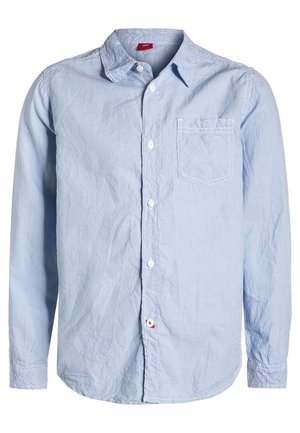 Jasnoniebieska koszula na długi rękaw z małym wzorem w kratkę, z kieszenią na piersi z przodu i białymi guzikami, lekko pognieciona.