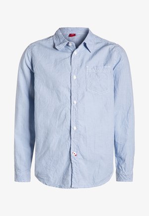 Chemise bleu clair à manches longues avec un motif à petits carreaux, poche poitrine avant et boutons blancs, légèrement froissée.