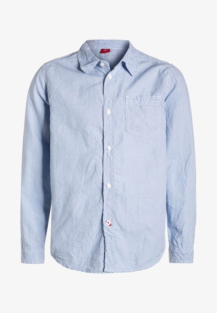 Chemise bleu clair à manches longues avec un motif à petits carreaux, poche poitrine avant et boutons blancs, légèrement froissée.