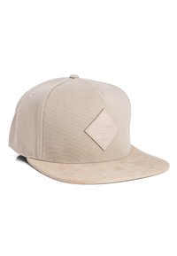 Beige snapback sapka texturált anyagból és velúr napellenzővel. Az elején egy gyémánt alakú bőrfolt található, amelyen domború felirat olvasható.
