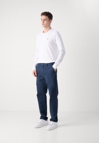 Tommy Jeans RYAN - Hlače - dark night navy
