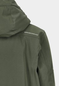 Grön huva-jacka med en slät, matt tyg. Har en subtil logotyp "SWEDEMOUNT" och skräddarsydda sömmar för en strömlinjeformad look.
