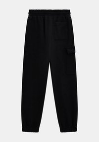Pantalons de survêtement noirs avec une taille élastique, des poignets fuselés et une poche cargo sur le côté. Fabriqués dans un tissu doux avec une texture lisse.