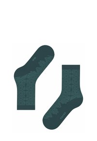 Para ciemnozielonych skarpetek do kostki z delikatnym liściastym wzorem i widoczną nazwą marki „FALKE” na podeszwie jednej skarpetki.