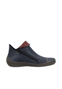 Bottines en cuir bleu marine avec un col maroon, fermeture éclair sur le côté et semelle en caoutchouc grise. Présente des coutures contrastantes pour un détail supplémentaire.