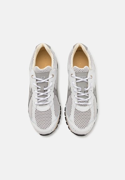 Baskets de sport blanches et grises avec un dessus en maille, un bout rond, une semelle en caoutchouc et un laçage. Design léger avec des panneaux d'accent.
