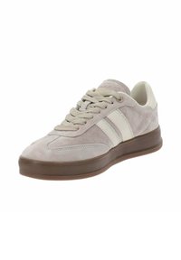 Sneaker in suede grigio chiaro con strisce bianche, caratterizzato da una punta rotonda, chiusura con lacci e una suola in gomma marrone. Texture liscia, dettagli minimi.