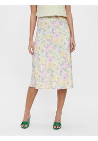 Florale midirok in pasteltinten, met een losse pasvorm, zachte stof en delicate bloemenpatronen tegen een lichte achtergrond.