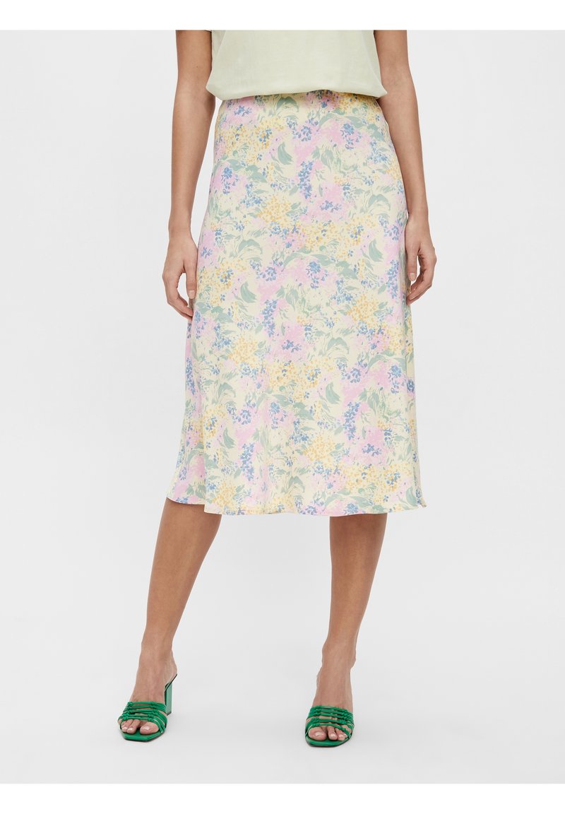 Florale midirok in pasteltinten, met een losse pasvorm, zachte stof en delicate bloemenpatronen tegen een lichte achtergrond.