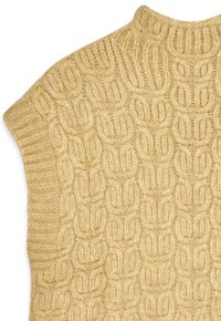 Gebreide trui in lichtbeige met een gestructureerd kabelpatroon. Heeft een hoge halslijn en korte mouwen, gemaakt van zacht garen.